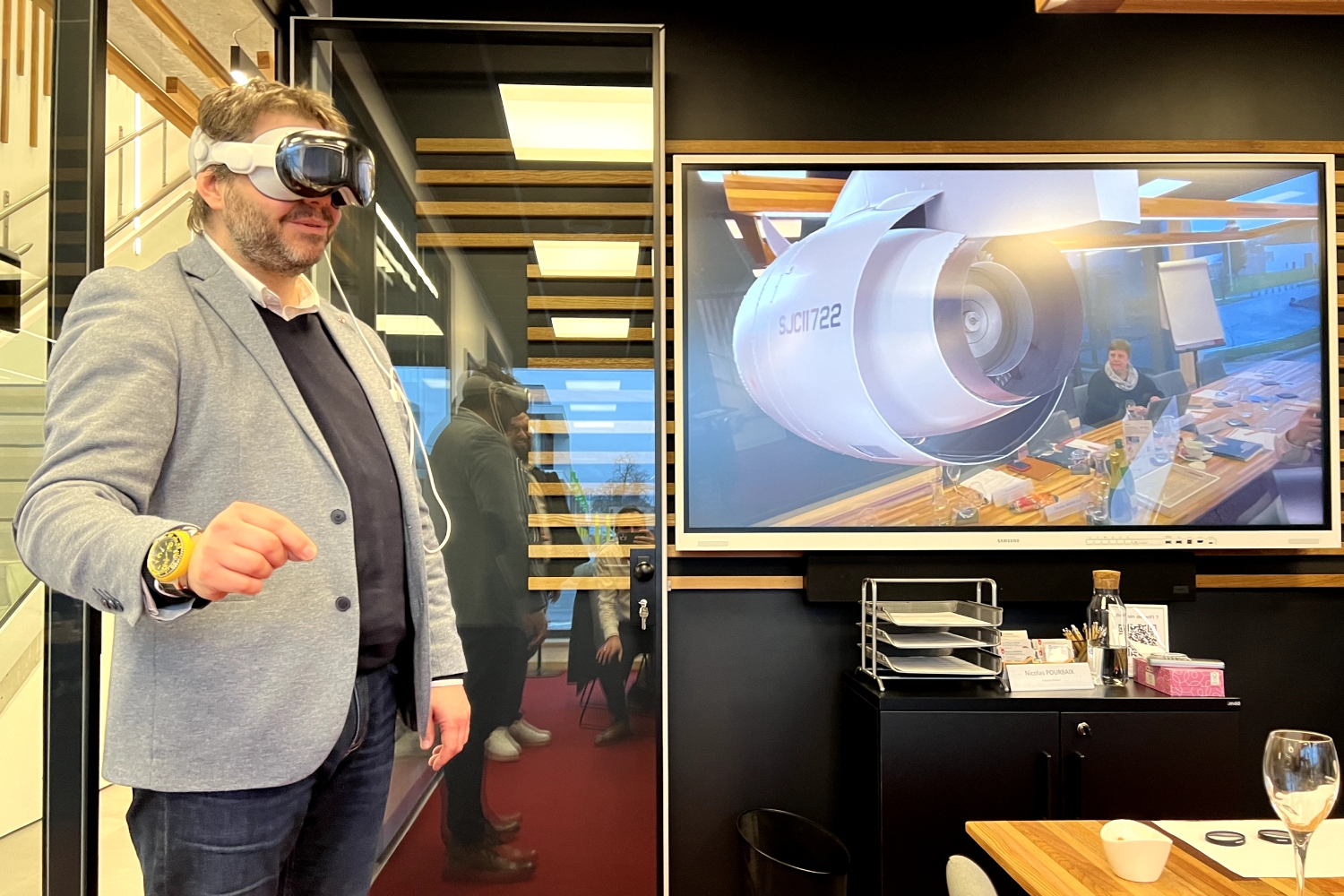 Fabian Martin fait l'expérience de du casque Vision Pro d'Apple chez E-NET.