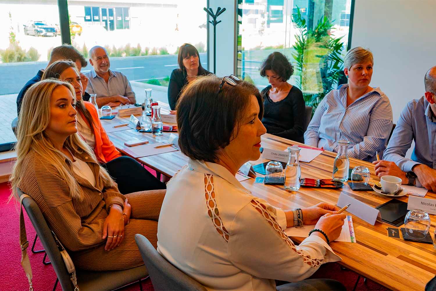 Discussion sur l'intelligence artificielle animée par Eliane Tillieux, avec la participation de six femmes entrepreneures et les spécialistes d'E-Net Business.