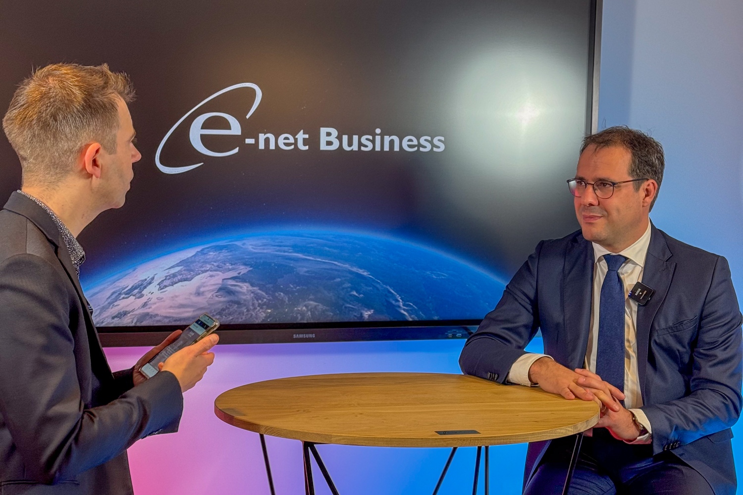 David Clarinval inaugure la Semaine mondiale de l'entrepreneuriat chez E-net Business, entouré d'entrepreneurs exceptionnels.