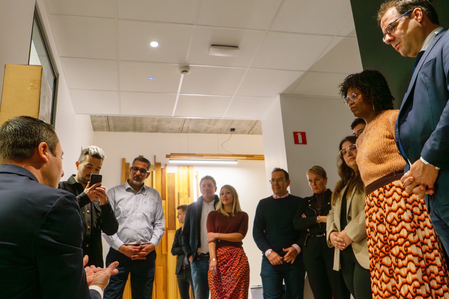 David Clarinval inaugure la Semaine mondiale de l'entrepreneuriat chez E-net, entouré d'entrepreneurs exceptionnels.