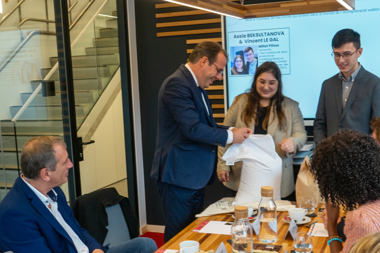 Semaine mondiale de l'entrepreneuriat chez E-net Business, inaugurée par David Clarinval en compagnie d'entrepreneurs brillants.