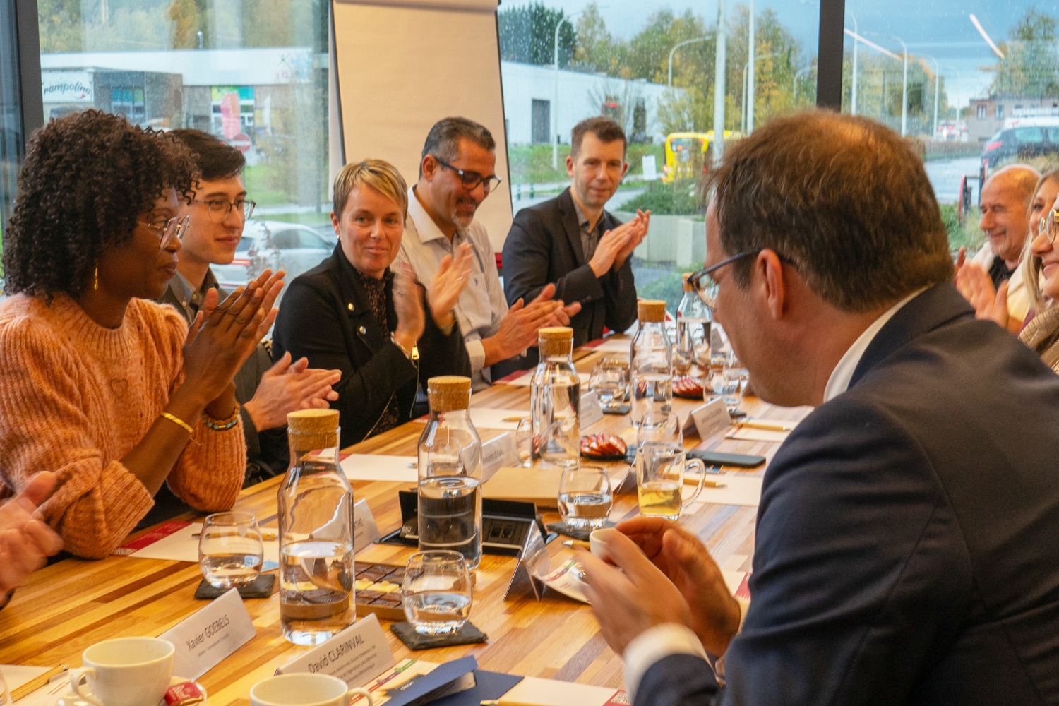 Début de la Semaine mondiale de l'entrepreneuriat chez E-net Business, accompagné de David Clarinval et d'entrepreneurs talentueux.
