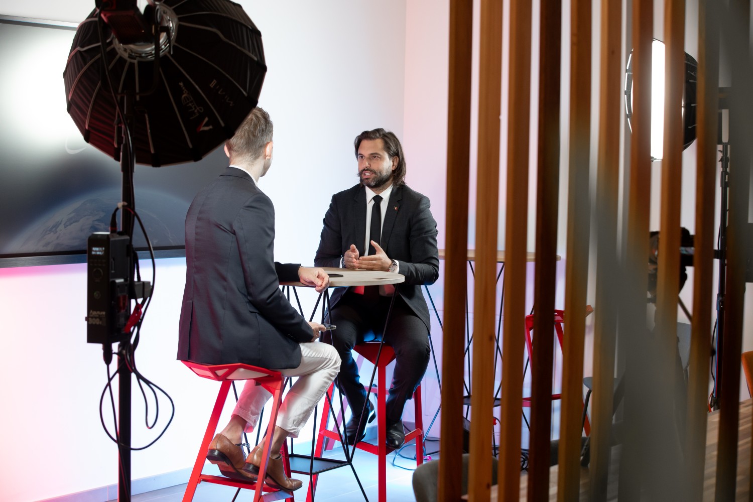 atelier d'échange consacré à l'impact des intelligences artificielles en compagnie de Georges-Louis Bouchez, des experts affiliés au mouvement réformateur, et de ceux rattachés à E-Net Business.