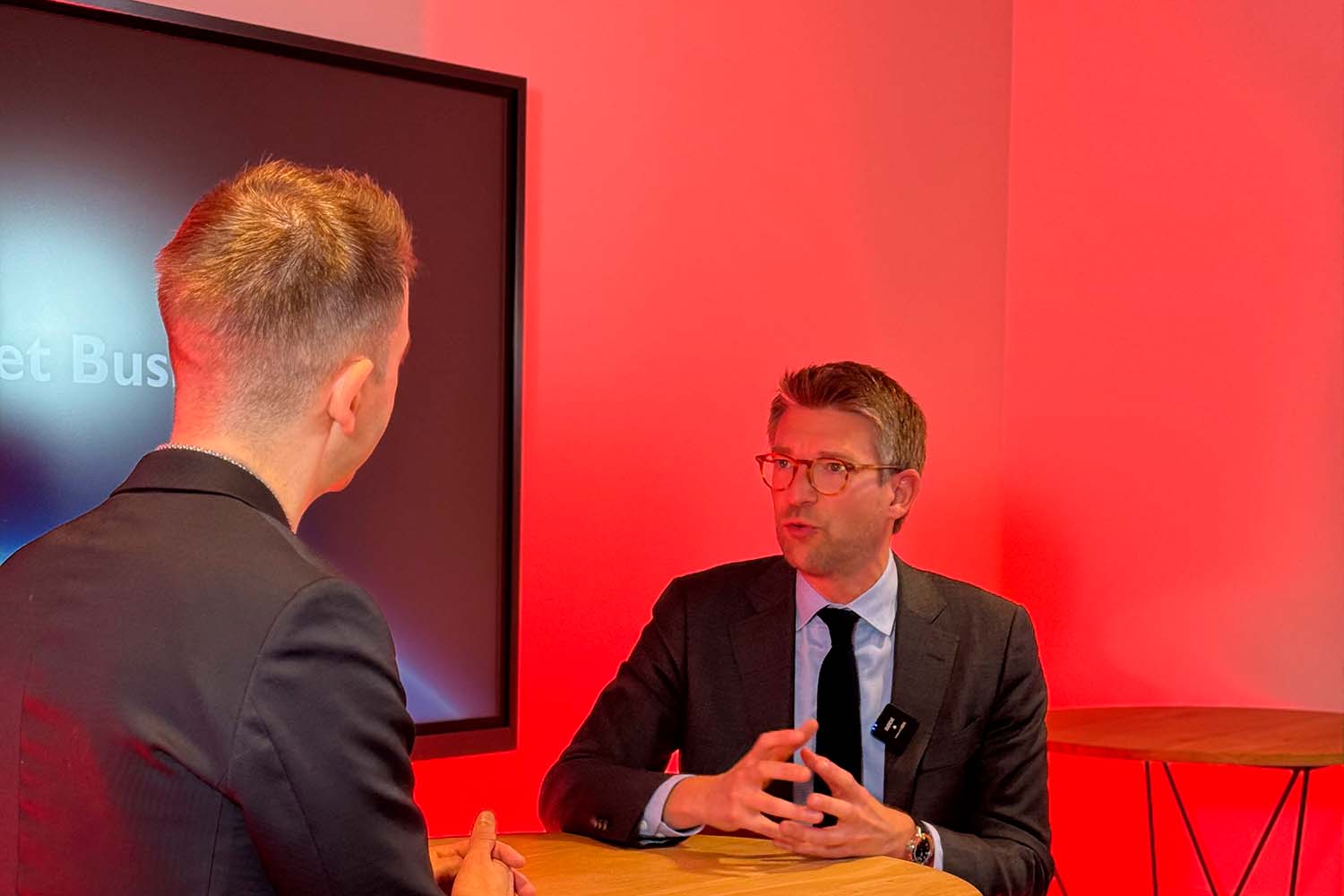 Interview mennée par Sacha PEIFFER avec Pierre-Yves DERMAGNE, Vice-Premier ministre fédéral et ministre de l'Économie et du Travail (Chez E-net Business)..